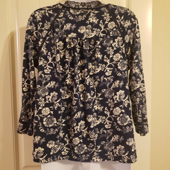 ✨ HP ✨Lucky Brand Blue/White Floral Top - Picture 4 of 7